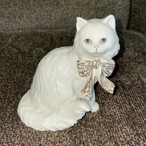 Lenox Sitting Pretty cat